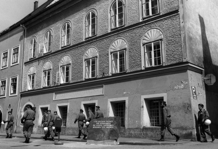 Braunau am Inn - dom, w którym urodził się Hitler. Fot. PAP/EPA