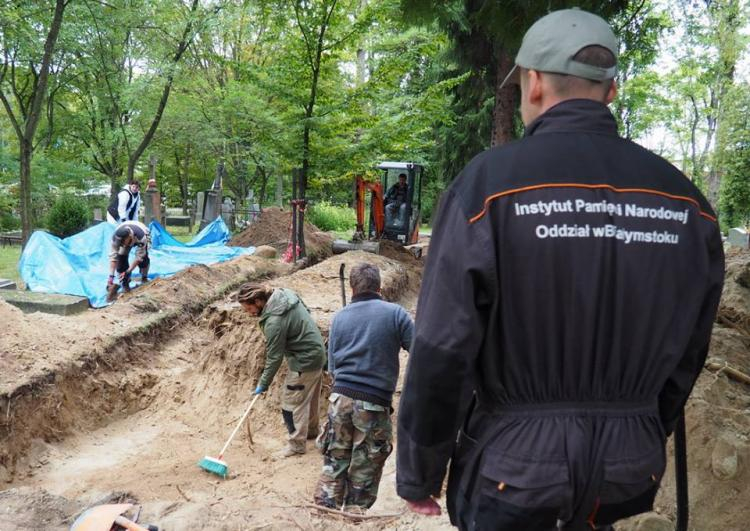 Prace ekshumacyjne na cmentarzu wojskowym w Białymstoku. Źródło: Instytut Pamięci Narodowej Oddział w Białymstoku