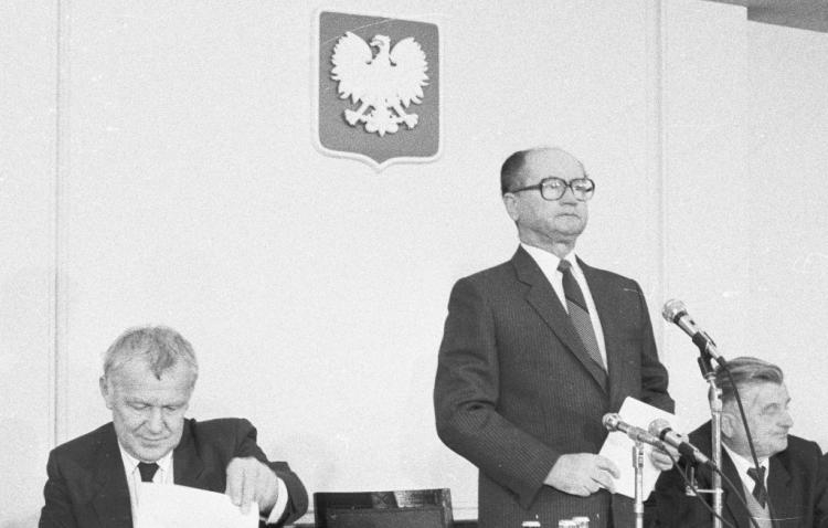 Wojciech Jaruzelski przewodniczy obradom na temat pluralizmu politycznego i związkowego podczas prezydium X Plenum KC PZPR. Warszawa, 1988.12.20. Fot. PAP/H. Rosiak 