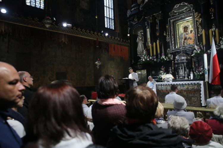 Uczestnicy pielgrzymki tzw. środowisk św. Jana Pawła II na Jasną Górę podczas uroczystości religijnych w bazylice jasnogórskiej. 15.10.2016. Fot. PAP/W. Deska