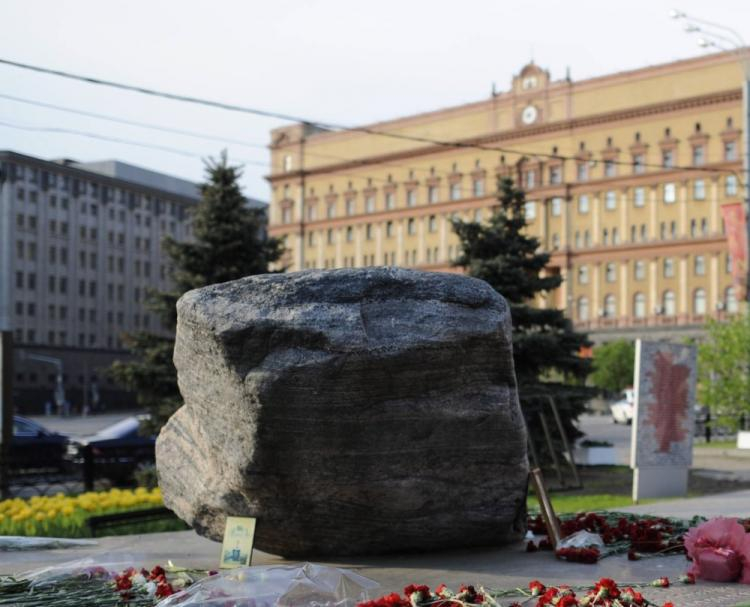 Kamień Sołowiecki przed Łubianką w Moskwie. Fot. PAP/J. Turczyk