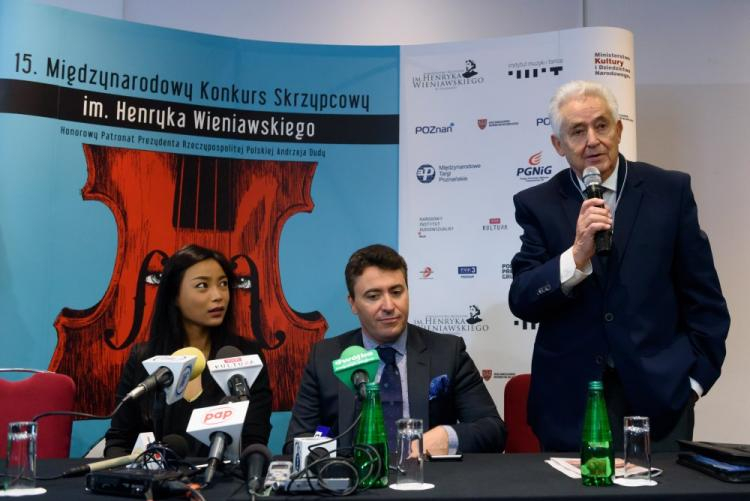 Andrzej Wituski, dyrektor XV Międzynarodowego Konkursu Skrzypcowego im. Henryka Wieniawskiego (P), przewodniczący jury Maxim Vengerov i laureatka XIV edycji konkursu Soyoung Yoon. Fot. PAP/J. Kaczmarczyk