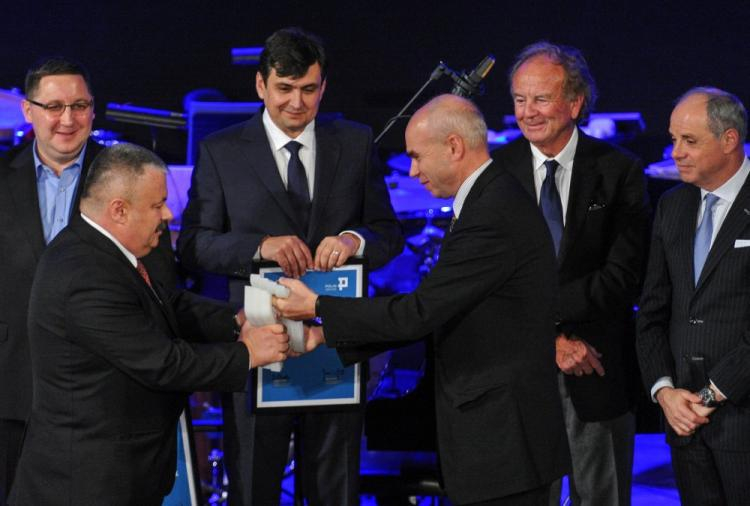 Jacek Koszczan (2L) odbiera Nagrodę Polin 2016 z rąk dyr. MHŻP Dariusza Stoli (3P); za nimi stoją wyróżnieni: Mirosław Skrzypczyk (3L), Robert Augustyniak (L), Tomasz Ulatowski (2P), Ygal Ozechov (P). Fot. PAP/M. Obara