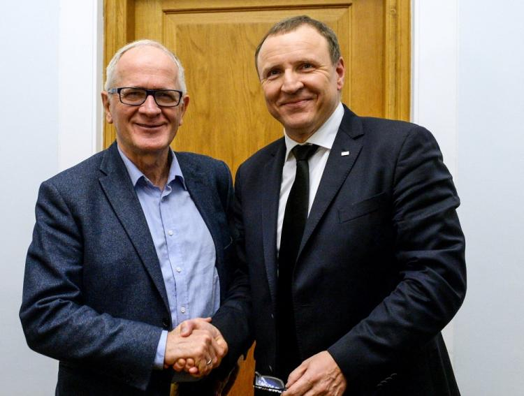 Przewodniczący Rady Mediów Narodowych Krzysztof Czabański (L) i prezes TVP Jacek Kurski. Fot. PAP/M. Obara