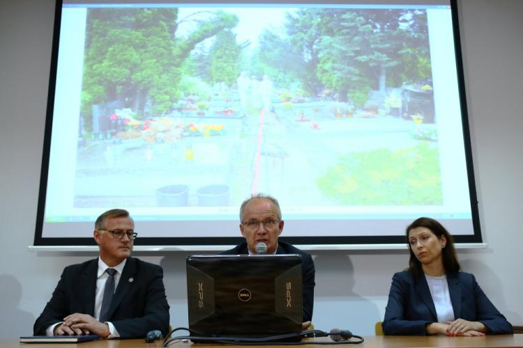 Kierujący pracami poszukiwawczymi, dyrektor Biura Poszukiwań i Identyfikacji IPN prof. Krzysztof Szwagrzyk (C), wicedyrektor BPiI IPN Anna Szeląg, dyrektor Głównej Komisji Ścigania Zbrodni przeciwko Narodowi Polskiemu Andrzej Pozorski. Fot. PAP/L. Szymański