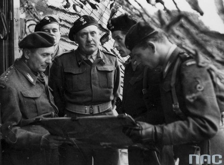 1. Dywizja Pancerna przed inwazją na kontynen. Od lewej: płk. dypl. Kazimierz Dworak, gen. Stanisław Maczek, rtm. T. Wysocki.  Scarborough. Lipiec 1944 r. Źródło: NAC