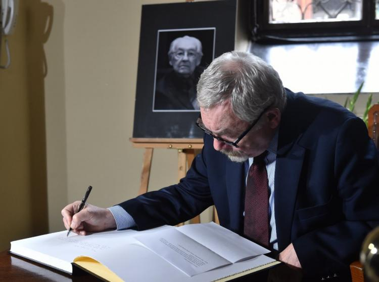 Prezydent Krakowa Jacek Majchrowski wpisuje się do księgi kondolencyjnej w krakowskim magistracie. Fot. PAP/J. Bednarczyk