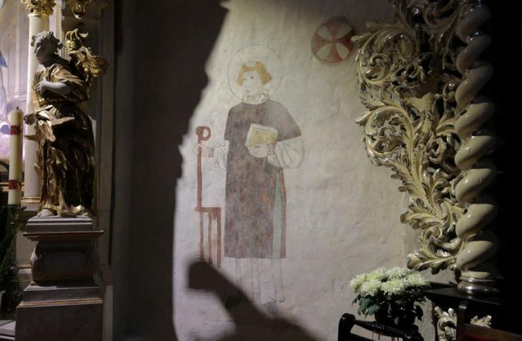 Odrestaurowane malowidło przedstawiające patrona kościoła pod wezwaniem św. Wawrzyńca w Olsztynie. Fot. PAP/T. Waszczuk