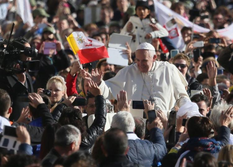 Papież Franciszek z wiernymi na Placu św. Piotra. Watykan, 22.10.2016. Fot. PAP/L. Szymański