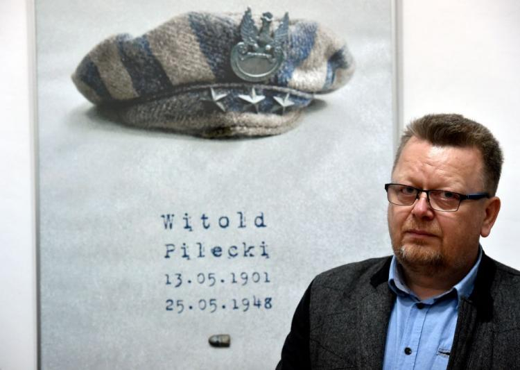 Zbigniew Babiński - autor zwycięskiego plakatu na pokonkursowej wystawie plakatów "Rotmistrz Pilecki bohater niezwyciężony. Raport z Auschwitz". Fot. PAP/J. Bednarczyk