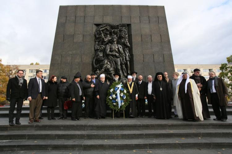 Uczestnicy spotkania w Muzeum Polin przed Pomnikiem Bohaterów Getta w Warszawie. Fot. PAP/L. Szymański