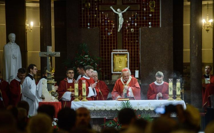 Metropolita warszawski kard. Kazimierz Nycz (C) podczas mszy św. w 32. rocznicę śmierci bł. ks. Jerzego Popiełuszki w kościele p.w. św. Stanisława Kostki w Warszawie. Fot. PAP/J. Kamiński