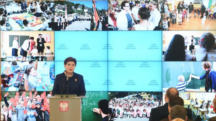 Premier Beata Szydło podczas uroczystości z okazji Dnia Edukacji Narodowej. Fot. PAP/R. Pietruszka