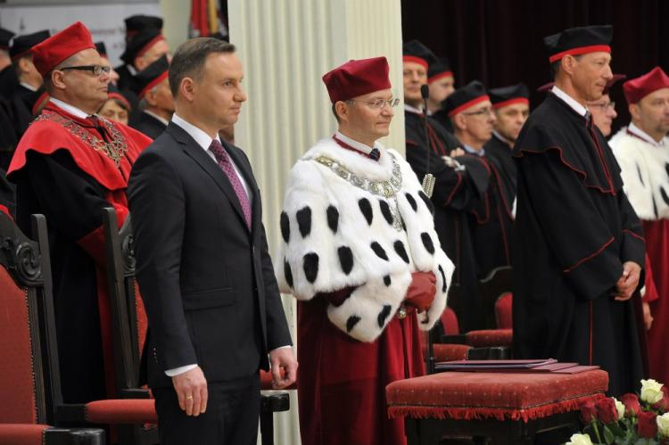 Prezydent Andrzej Duda (L) i rektor PUM prof. Bogusław Machaliński podczas inauguracji roku akademickiego na Pomorskim Uniwersytecie Medycznym w Szczecinie. Fot. PAP/M. Bielecki