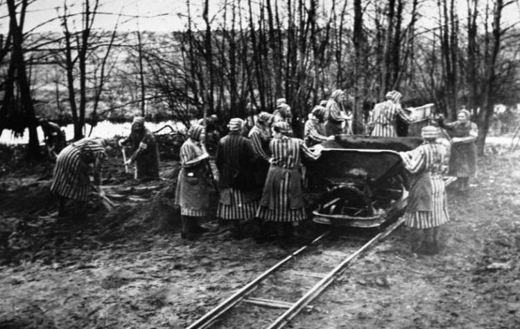 Niemiecki obóz koncentracyjny Ravensbrueck. Źródło: Wikimedia Commons/Deutsches Bundesarchiv