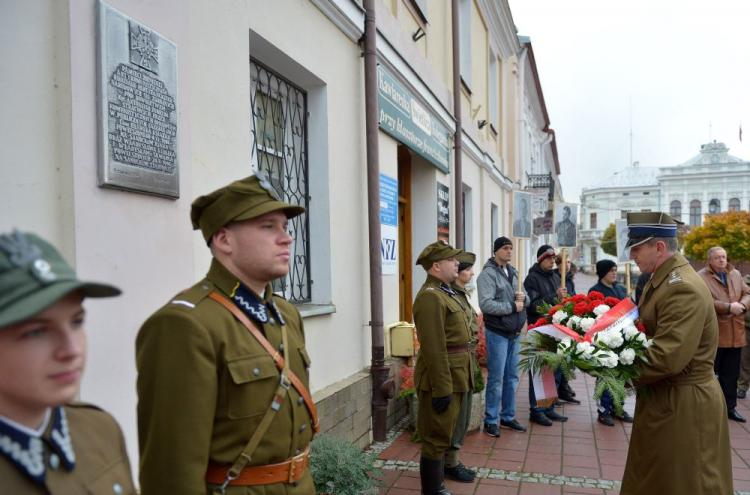 Uroczystość przed tablicą upamiętniającą żołnierzy z oddziału partyzanckiego Antoniego Żubryda straconych w publicznych egzekucjach w 1946 r. Sanok, 22.10.2016. Fot. PAP/D. Delmanowicz