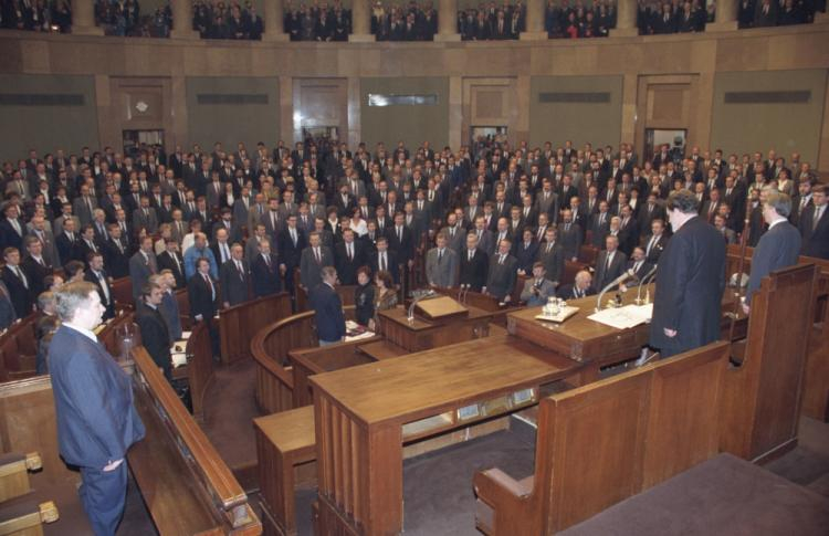 Inauguracyjne posiedzenie Sejmu I kadencji z udziałem prezydenta Lecha Wałęsy. 25.11.1991. Fot. PAP/I. Radkiewicz