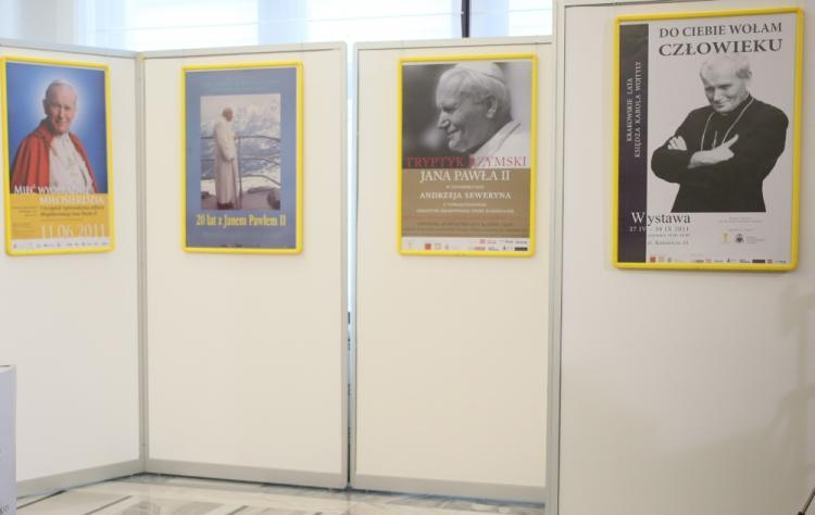 Wystawa w Senacie poświęcona pontyfikatowi jana Pawła II. Fot. PAP/L. Szymański