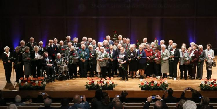 Wspólne zdjęcie Sprawiedliwych. Gala z okazji pierwszego ogólnopolskiego zjazdu polskich Sprawiedliwych Wśród Narodów Świata. Fot. PAP/P. Supernak