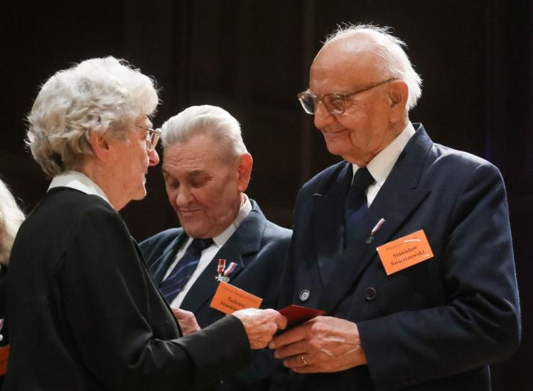 Stanisław Świerczewski odbiera medal Sprawiedliwych Wśród Narodów Świata z rąk prezes Polskiego Towarzystwa Sprawiedliwych wśród Narodów Świata Anny Stupnickiej-Bando. Fot. PAP/P. Supernak 