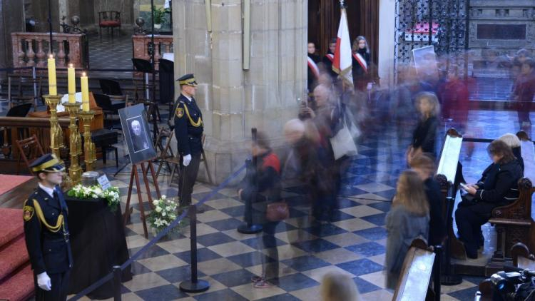 Urna z prochami Andrzeja Wajdy wystawiona w krakowskim kościele oo. dominikanów. Fot. PAP/J. Turczyk