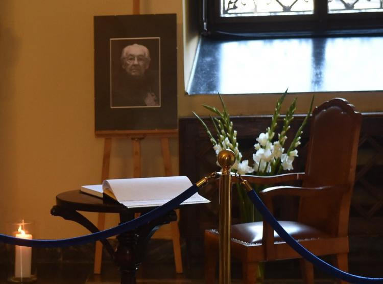 Księga kondolencyjna wyłożona w krakowskim magistracie po śmierci Andrzeja Wajdy. Fot. PAP/J. Bednarczyk