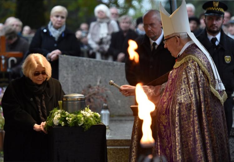 Żona zmarłego Andrzeja Wajdy - Krystyna Zachwatowicz-Wajda i ks. Jerzy Bryła podczas uroczystości pogrzebowych na cmentarzu Salwatorskim w Krakowie. Fot. PAP/J. Bednarczyk