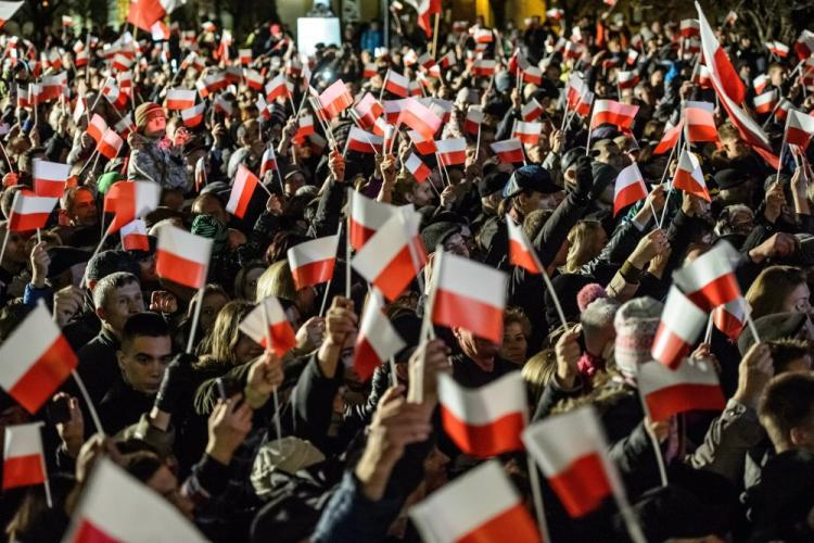 Mieszkańcy Białej Podlaskiej podczas wspólnego śpiewania z prezydentem Andrzejem Dudą pieśni patriotycznych. 11.11.2015. Fot. PAP/W. Pacewicz
