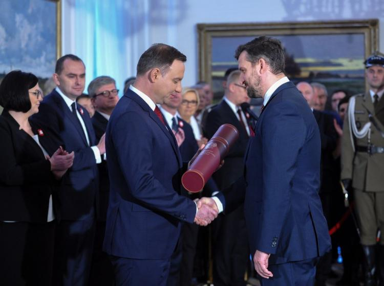 Prezydent Andrzej Duda na wniosek Ministra Obrony Narodowej mianował na stopień generała brygady pośmiertnie płk. Ryszarda Kuklińskiego. Akt nadania stopnia generalskiego odebrał Filip Frąckowiak (P), dyrektor Izby Pamięci Pułkownika Kuklińskiego. Fot. PAP/M. Obara