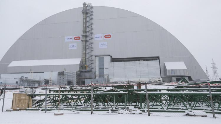 Stalowa arka nasunięta na stary sarkofag elektrowni atomowej w Czarnobylu. Fot. PAP/EPA