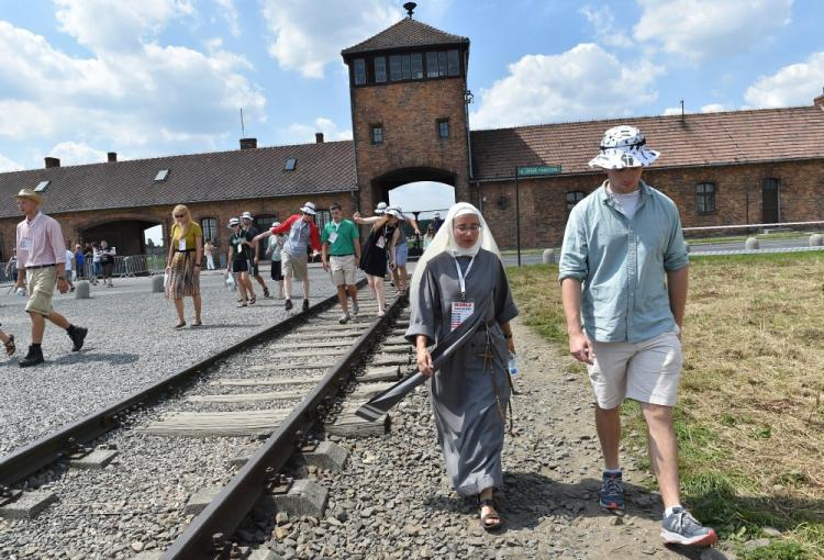 Uczestnicy Światowych Dni Młodzieży zwiedzają dawny niemiecki obóz zagłady Auschwitz II-Birkenau. 07.2016. Fot. PAP/J. Bednarczyk
