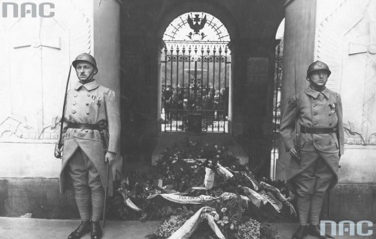 Bajończycy trzymający wartę przed Grobem Nieznanego Żołnierza. 1926 r. Źródło: NAC