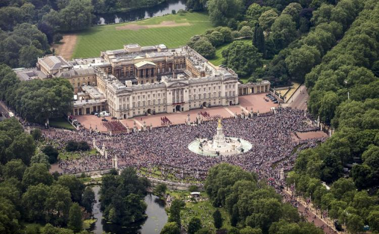 Pałac Buckingam podczas uroczystości 90-lecia królowej Elżbiety II. Fot. PAP/EPA