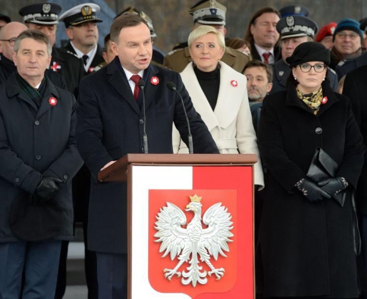  Prezydent Andrzej Duda z żoną Agatą Kornhauser-Dudą, marszałek Sejmu Marek Kuchciński oraz szefowa kancelarii prezydenta RP Małgorzata Sadurska podczas uroczystej odprawy wart przed Grobem Nieznanego Żołnierza na pl. Piłsudskiego w Warszawie w Święto Niepodległości. Fot. PAP/J. Turczyk