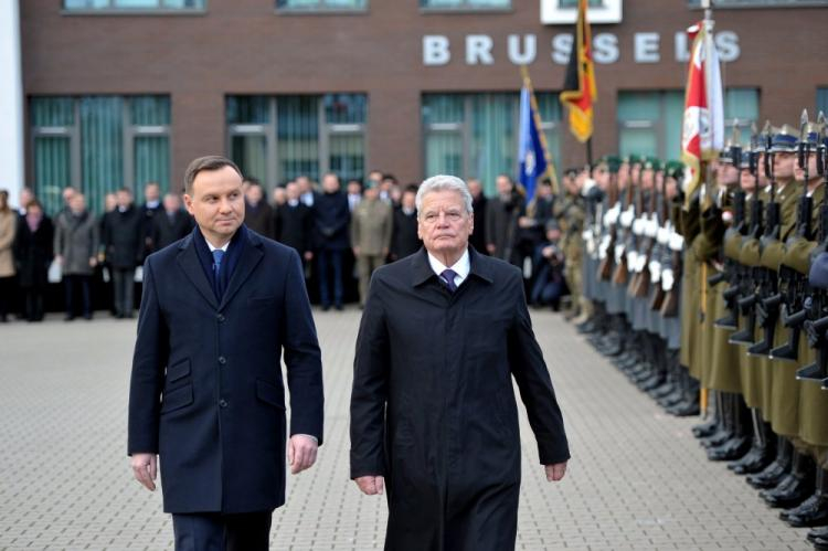 Prezydent RP Andrzej Duda (L) i prezydent Niemiec Joachim Gauck podczas ceremonii powitania w kwaterze głównej Wielonarodowego Korpusu Północno-Wschodniego w Szczecinie. Fot. PAP/M. Bielecki