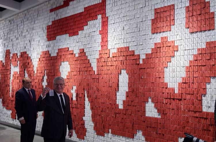 Prezydent Niemiec Joachim Gauck (2L) w towarzystwie dyrektora Europejskiego Centrum Solidarności Basila Kerskiego zwiedza ECS. Fot. PAP/A. Warżawa