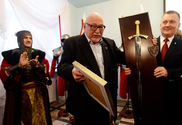 Jerzy Hoffman (L) odebrał z rąk burmistrza Chęcin Roberta Jaworskiego honorowe obywatelstwo gminy Chęciny. Fot. PAP/P. Polak