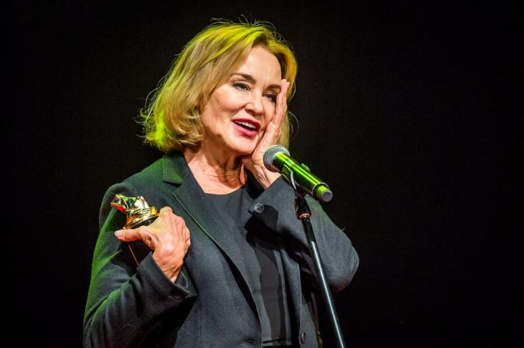 Amerykańska aktorka Jessica Lange z nagrodą im. Krzysztofa Kieślowskiego podczas gali otwarcia 24. edycji Międzynarodowego Festiwalu Sztuki Autorów Zdjęć Filmowych Camerimage w Bydgoszczy. Fot. PAP/T. Żmijewski