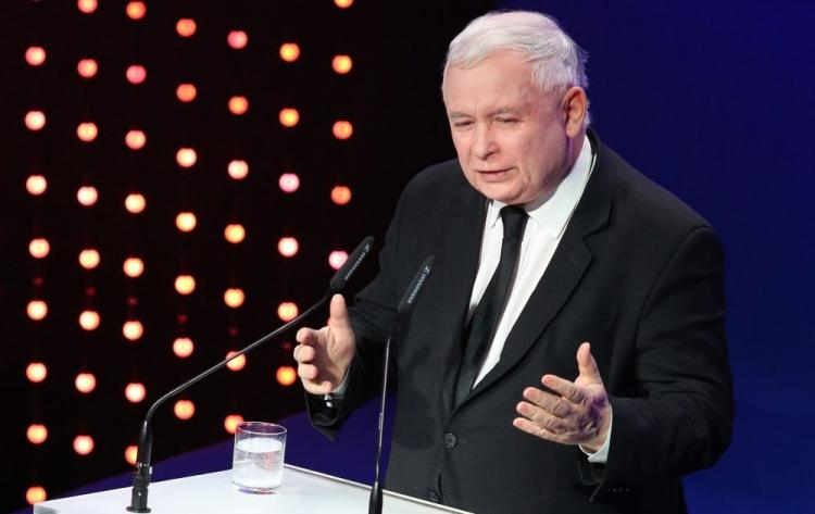 Prezes PiS Jarosław Kaczyński przemawia w historycznej sali Towarzystwa Gimnastycznego "Sokół" przy ulicy Józefa Piłsudskiego w Krakowie. Fot. PAP/S. Rozpędzik