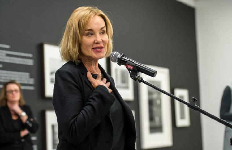 Amerykańska aktorka Jessica Lange podczas otwarcia wystawy swoich fotografii „Unseen”. Bydgoszcz, 13.11.2016. Fot. PAP/T. Żmijewski