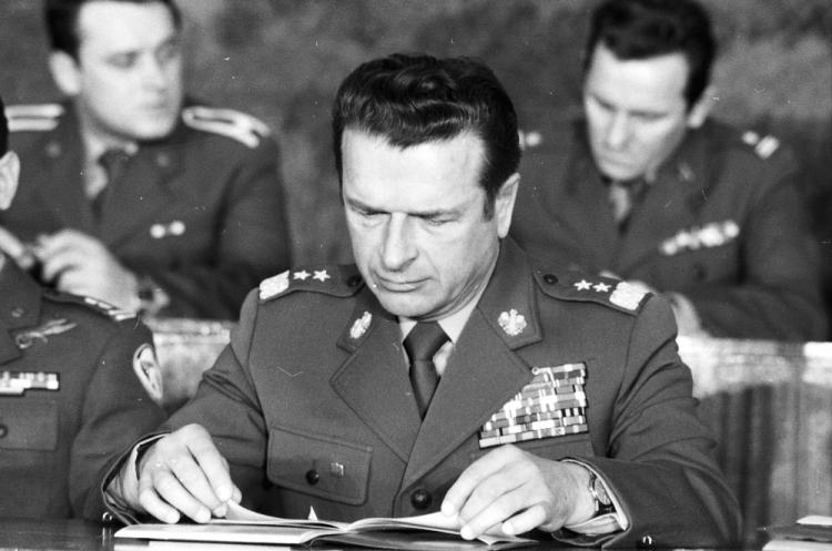 Szef kontrwywiadu WSW gen.  Czesław Kiszczak 1980 r. Fot. PAP/Tadeusz Zagoździński