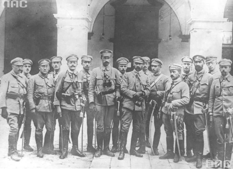 Sztab oficerów z komendantem Józefem Piłsudskim. Kielce, sierpień 1914 r. Źródło: NAC