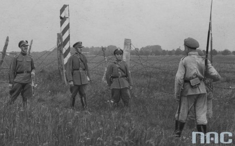 Żołnierze KOP-u na granicy polsko-sowieckiej, podczas spotkania z patrolem sowieckim. Źródło: NAC