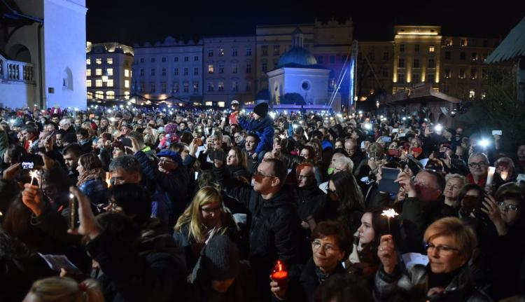  Impreza "Kraków żegna Leonarda Cohena" na Rynku Głównym. Fot. PAP/J. Bednarczyk