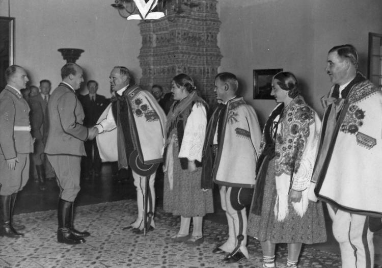 W dniu urodzin Adolfa Hitlera gubernator Hans Frank przyjmuje na Zamku Królewskim w Krakowie delegację górali. Widoczny Wacław Krzeptowski (pierwszy z lewej). 1940 r. Źródło: NAC