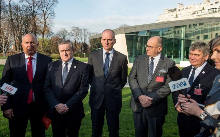 Wicepremier Piotr Gliński (2L), wiceminister rozwoju Tadeusz Kościński (L), wiceprezydent Łodzi Wojciech Rosicki (C), wojewoda łódzki Zbigniew Rau (2P), marszałek woj. łódzkiego Witold Stępień (P) po prezentacji kandydatury Łodzi do EXPO 2022. Paryż, 23.11.2016. Fot. PAP/G. Michałowski