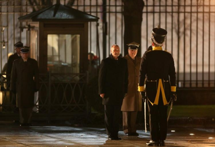 Minister obrony narodowej Antoni Macierewicz (C) podczas obchodów Dnia Podchorążego. Fot. PAP/L. Szymański