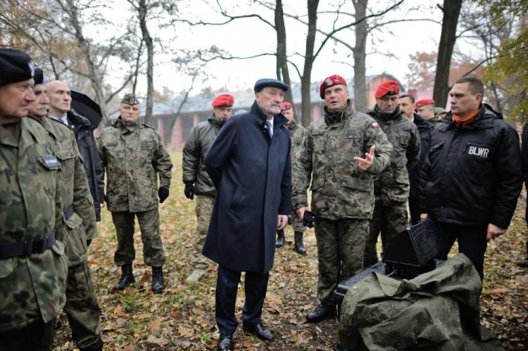 Minister obrony narodowej Antoni Macierewicz podczas wizyty w Oddziale Specjalnym Żandarmerii Wojskowej w Mińsku Mazowieckim. Fot. PAP/P. Piątkowski