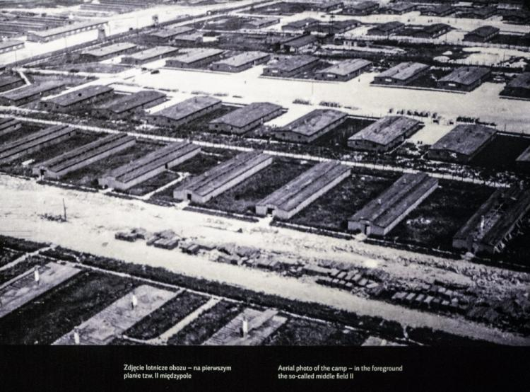 Niemiecki obóz koncentracyjny na Majdanku - zdjęcie lotnicze na wystawie z okazji 70. rocznicy likwidacji obozu. Fot. PAP/Reprodukcja 