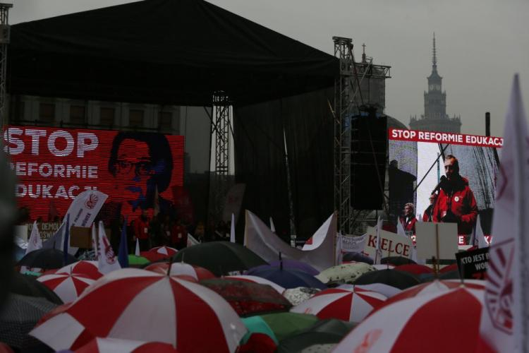 Manifestacja "Nie dla chaosu w szkole" na pl. Piłsudskiego w Warszawie. Fot. PAP/T. Gzell 